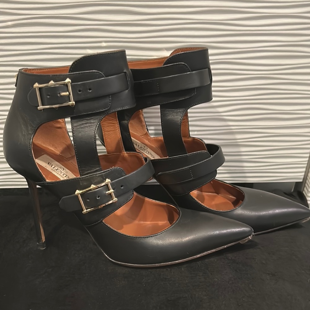 VALENTINO double buckle pumps. Size 36.5. Black leather. Great condition